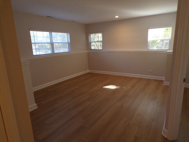 Building Photo - 891 Essex Cir