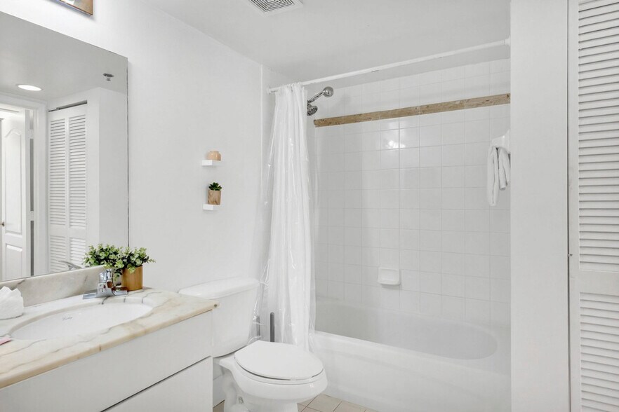 Building Photo - 1200 Brickell Bay Dr