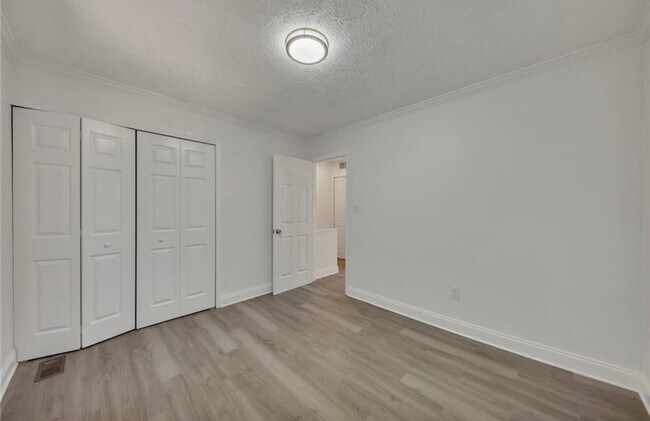 Building Photo - Renovated townhome in Great Alpharetta location