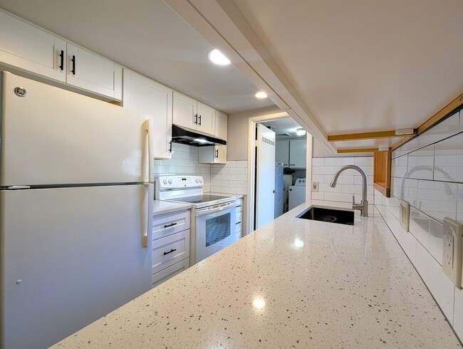Building Photo - 3bd/.75ba Lynnwood Home