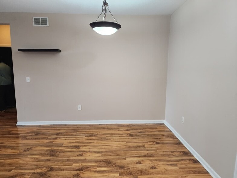 Building Photo - 8218 Green Parrot Rd