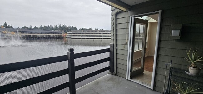 Primary Photo - 7 Lake Bellevue Dr