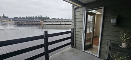 Building Photo - 7 Lake Bellevue Dr