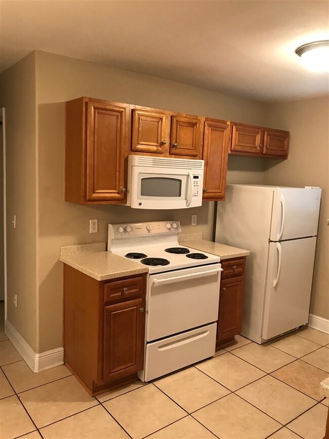 Building Photo - 2222 Cedarbrook Ct