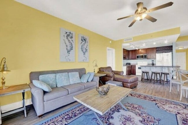 Building Photo - 9800 S Thomas Dr