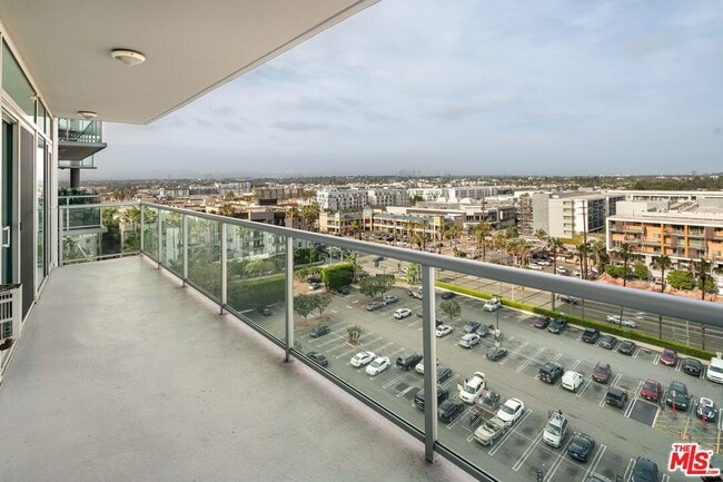 Building Photo - 13600 Marina Pointe Dr