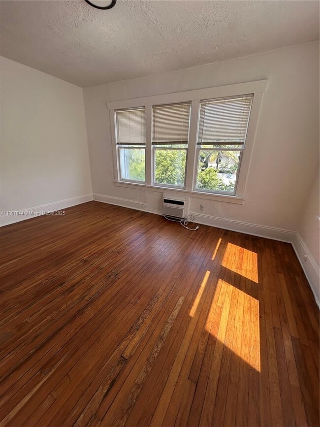 Building Photo - 529 NE 66th St