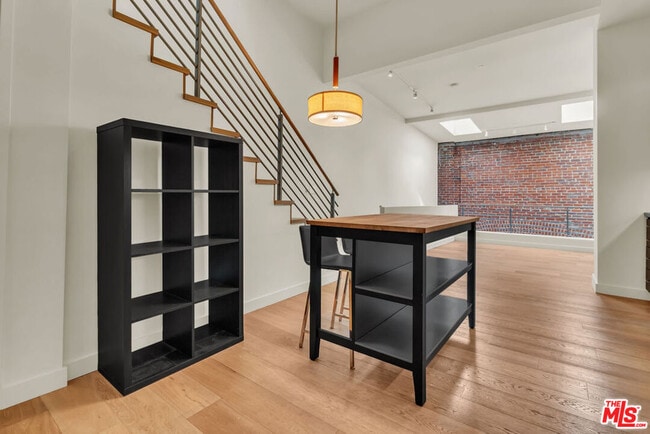 Building Photo - 940 E 2nd St