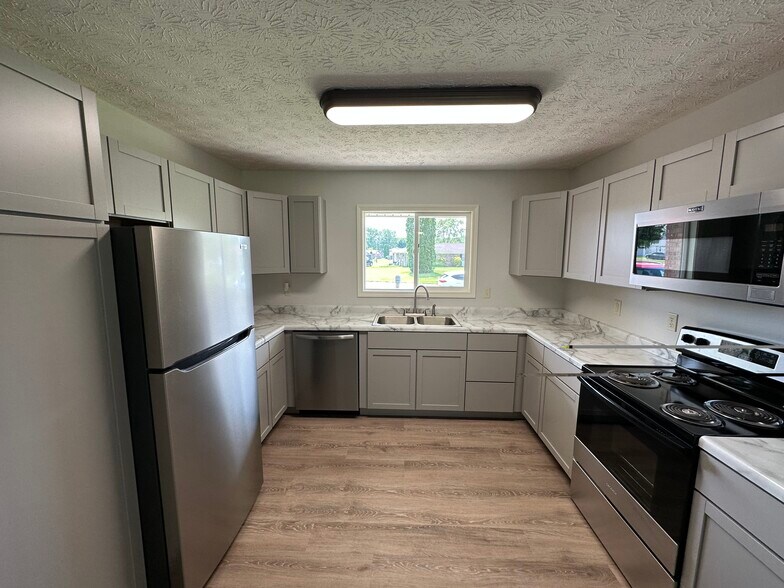 Building Photo - 1227 Hacienda Dr