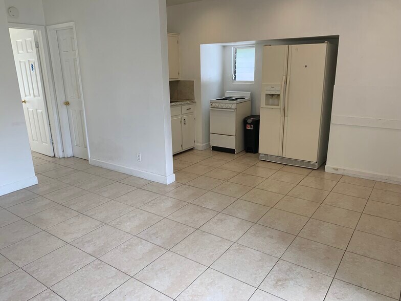 Kitchen - 320 SW 21st St