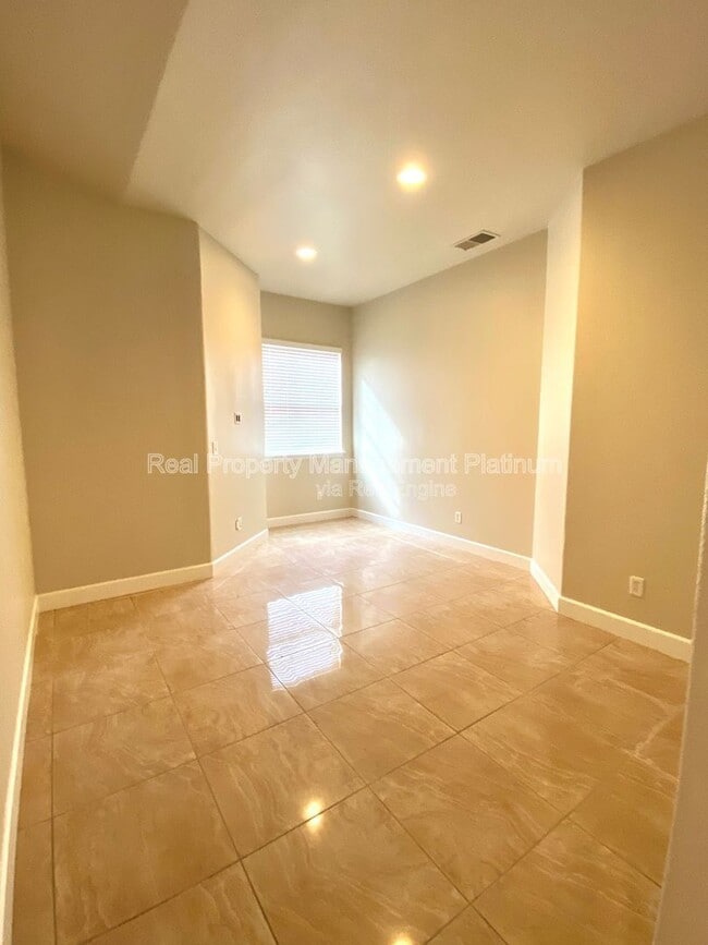 Building Photo - 5801 W Chennault Ave