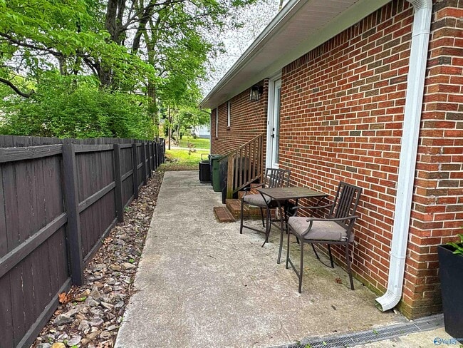 Building Photo - 1612 NE Wellman Ave