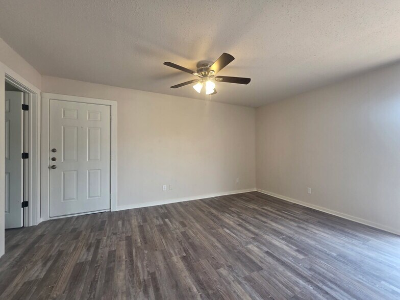 Building Photo - 1020 Autumn Cir