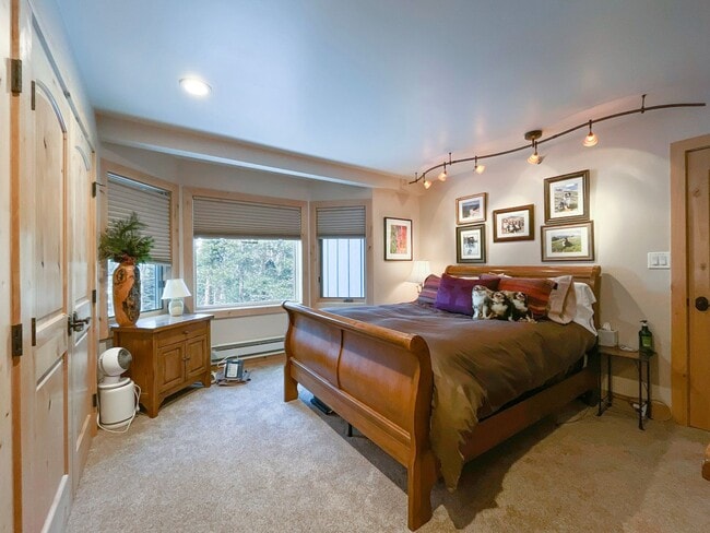 Building Photo - Walk to Town, Overlooking Carter Park, Garage Parking - Updated 2 Bed/2 Bath Available Now for Sk...