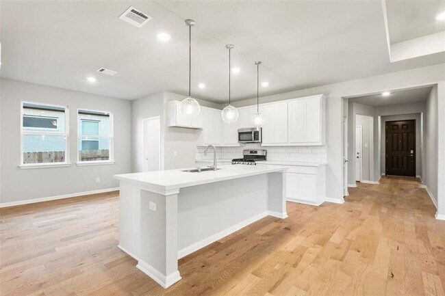 Building Photo - 204 Grn Knl Ln