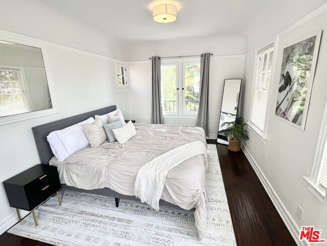 Building Photo - 7865 Willoughby Ave