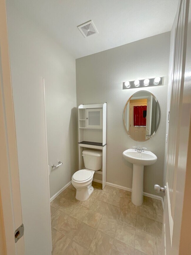 Building Photo - 3 Bedroom Townhome Available Near Barnes Rd & Peterson Rd!