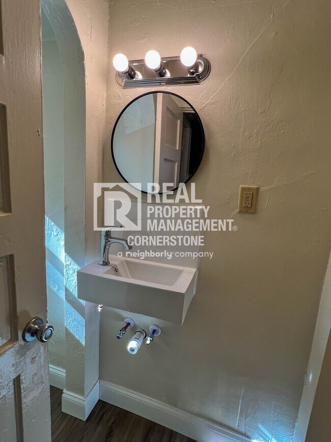 Building Photo - 2-Bedroom Townhome-Style Duplex with Priva...