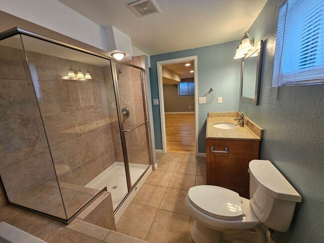 Building Photo - Gorgeous 2+ Bedroom 3 Bath Townhouse with ...