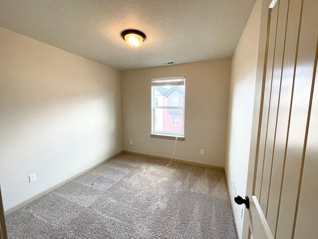 Building Photo - 4 Bedroom Home near Orenco Station!!