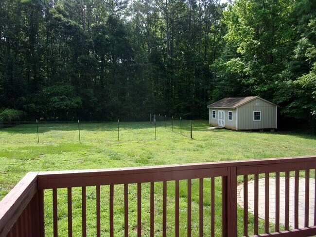 Building Photo - 3 Bedroom 2 Bath Home on over 1 Acre in Yo...