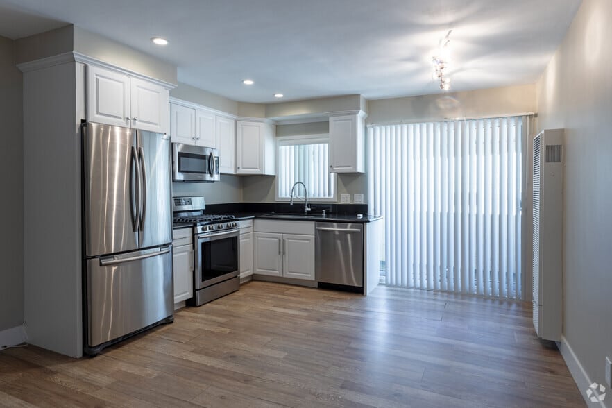 1BR, 1BA - 700 SF - 12222-12226 Ohio Ave