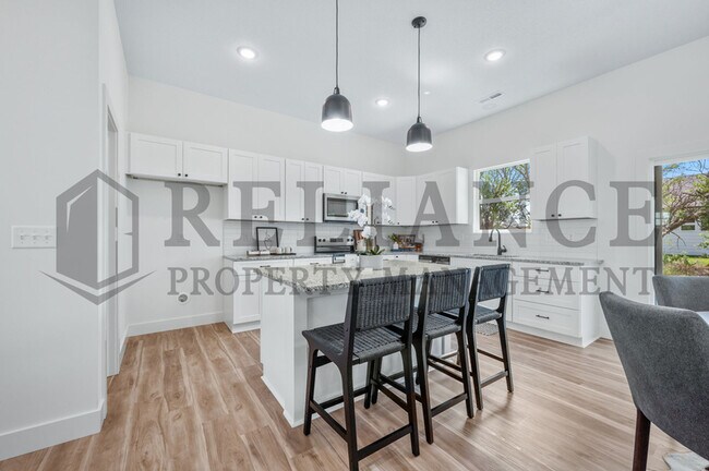 Building Photo - 607 Elmwood St