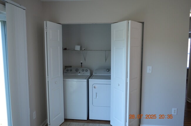 Building Photo - 869 Silvercrest Dr