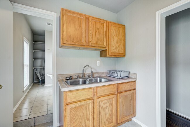 Building Photo - Stylish & Convenient Living Near OU !