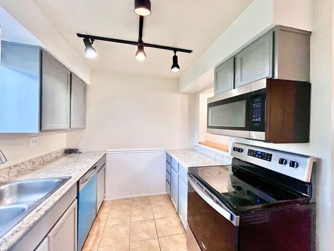 Building Photo - Townhome in Central Windsor!