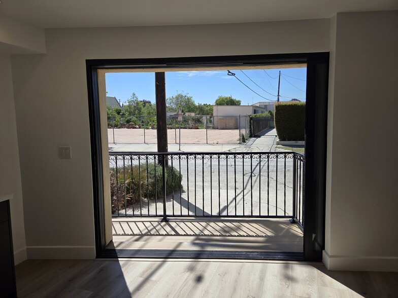 Building Photo - 854 S Sycamore Ave