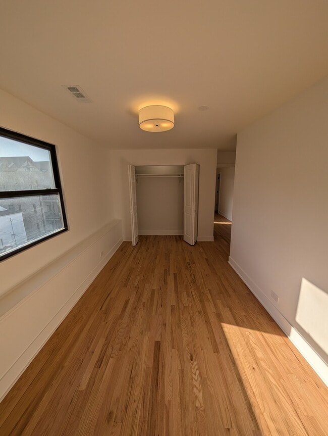 Building Photo - 916 N Noble St