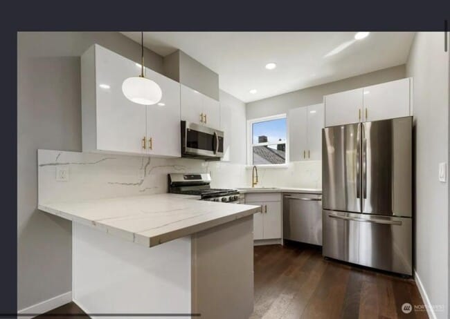 Building Photo - 2 bedroom in Seattle WA 98106