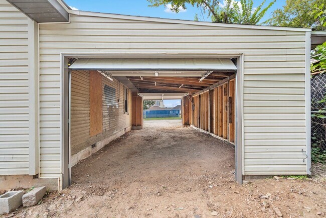Building Photo - Charming and remodeled 2 Bed | 1 Bath Home...