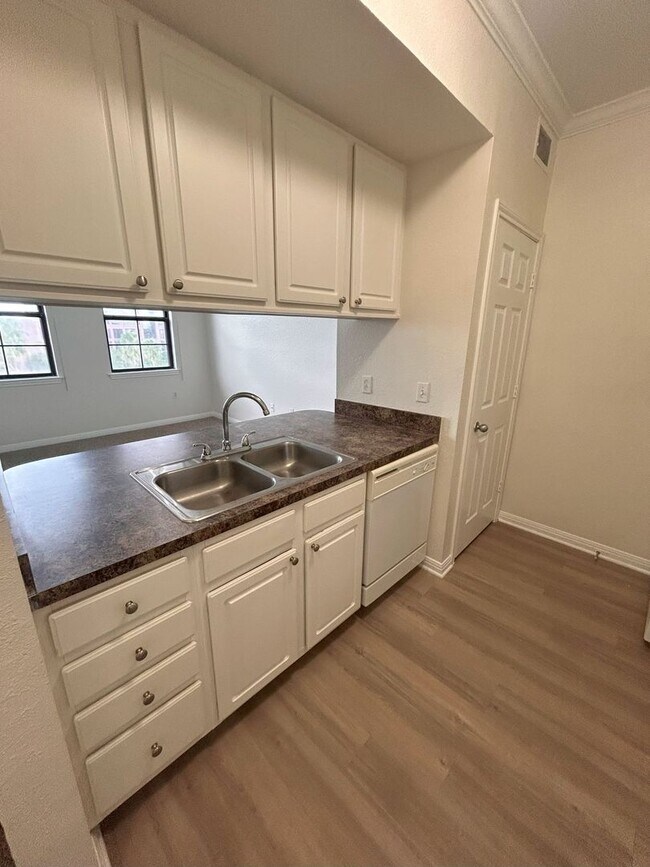 Building Photo - Beautiful 1/1 in Uptown Place!!