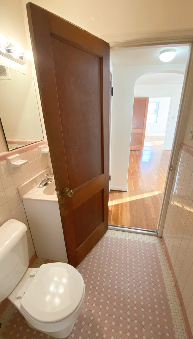 Full Bathroom - 227 W Dunklin St