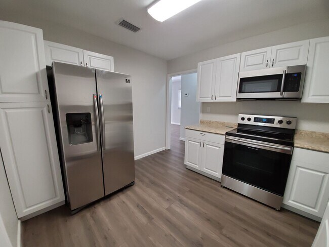 Building Photo - 2 Bedroom, 1 Bathroom Home with Yard - 7 M...
