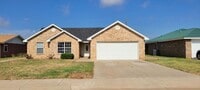 Building Photo - LARGE HOME ON QUIET STREET
