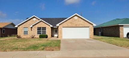 Building Photo - LARGE HOME ON QUIET STREET