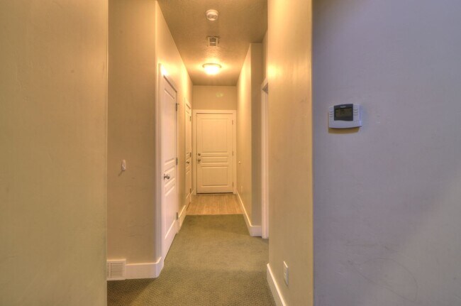 Building Photo - 3 bedroom Ivory Ridge Townhome