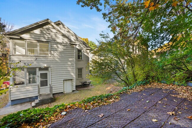 Building Photo - 117 Golden Hill St