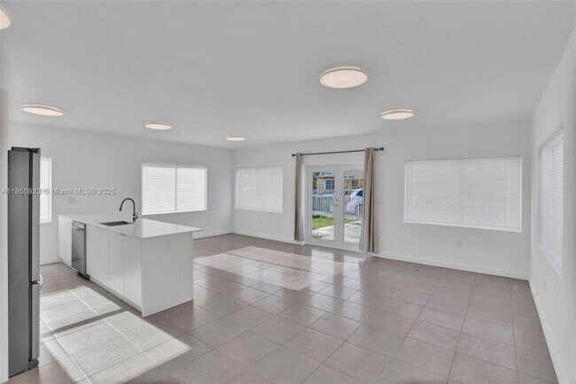 Building Photo - 2 bedroom in Hallandale FL 33009