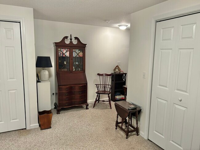 Building Photo - 17 Ashford Dr