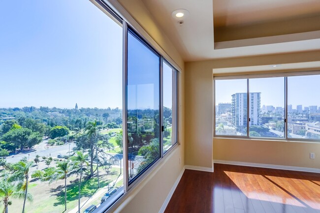 Building Photo - Amazing views from this gorgeous Bankers H...