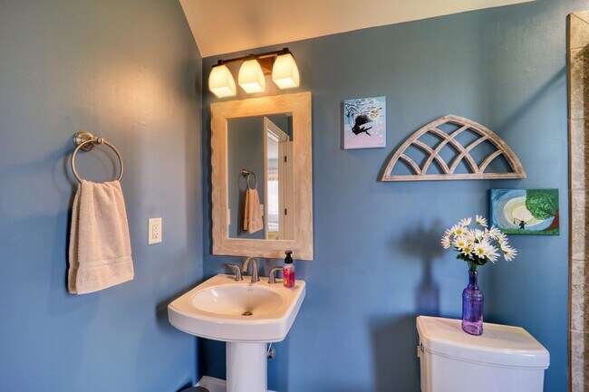 Building Photo - 137 N Ridge Ln