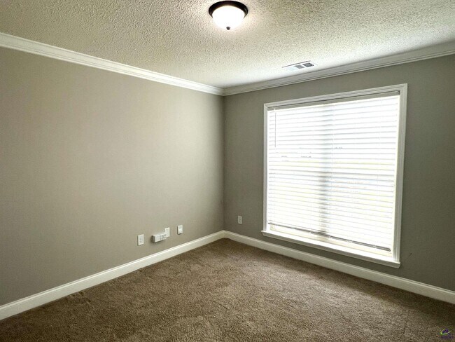 Building Photo - 531 Edgarton Way