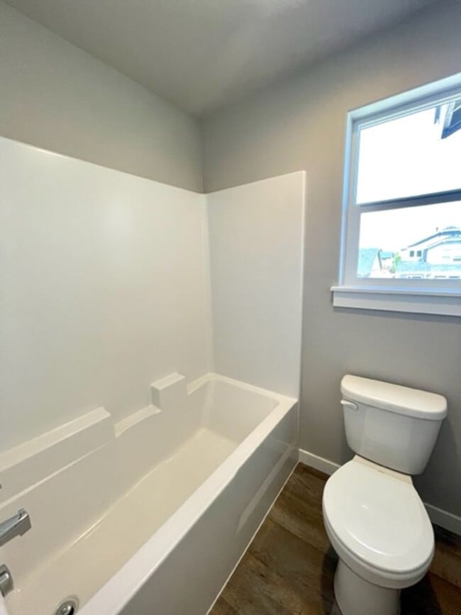 Building Photo - Stunning newer home in NE Bend neighborhood!