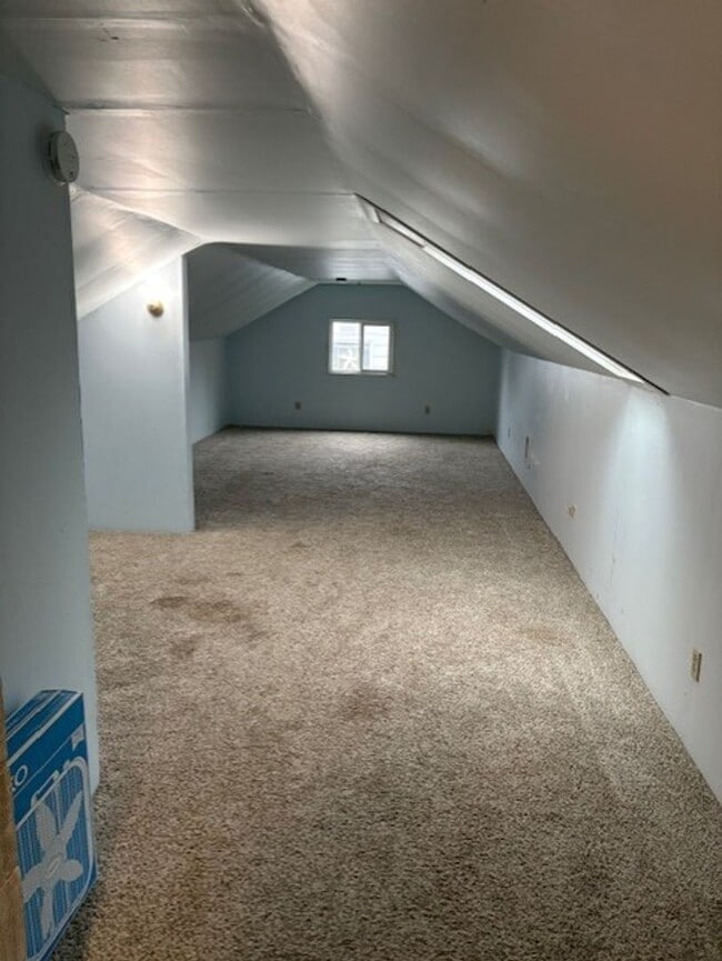 Building Photo - Charming home with large bedrooms