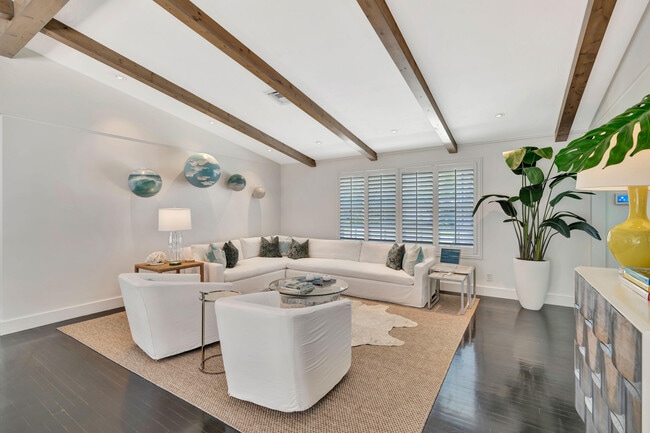 Building Photo - 136 Worth Ct S