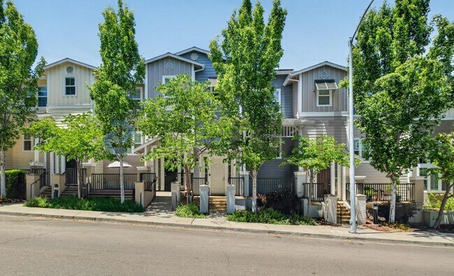 Building Photo - 223 Birch Creek Dr